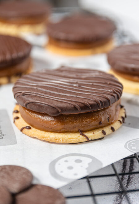 4 Alfajores Caseros rellenos de dulce de leche y bañado en chocolate